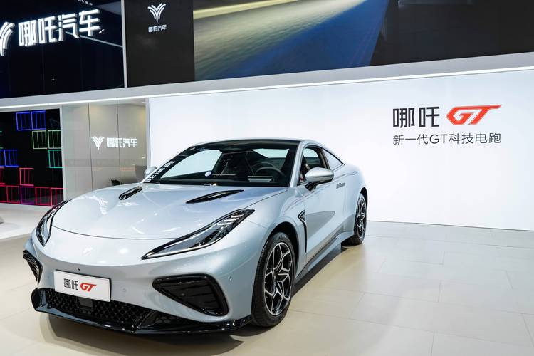 成都20哪吒汽车在智能汽车领域的表现，领途汽车在新能源汽车市场中的影响力